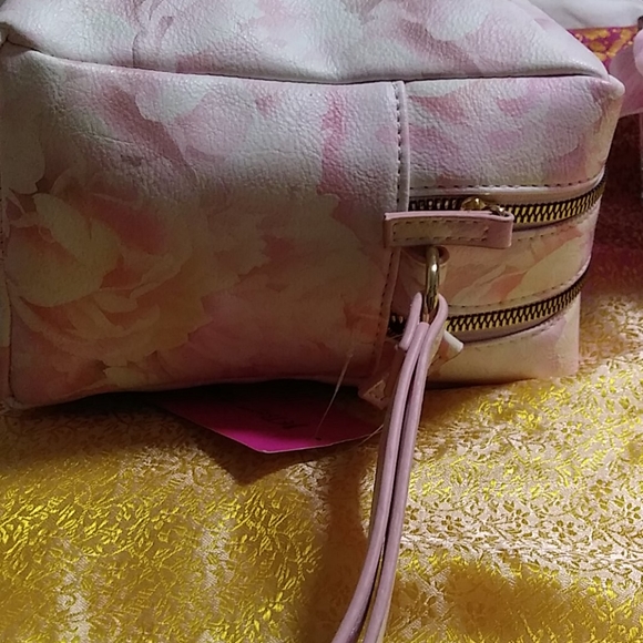 NWT Betsey Johnson Cosmetic Bag Very Roomy - Picture 4 of 12